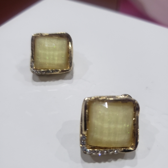 VINTAGE EARINGS - Picture 2 of 3